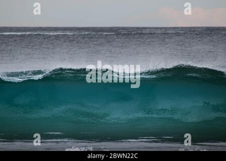 Schöne blaue Welle über dem Meer brechen Stockfoto