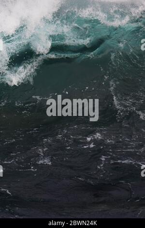 Große blaue Welle im Begriff zu brechen Stockfoto