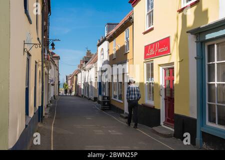 Wells neben dem Sea Norfolk, Blick im Sommer entlang Staith Street, der Haupteinkaufsstraße im Norden Norfolkhafens von Wells-next-the-Sea, Großbritannien Stockfoto