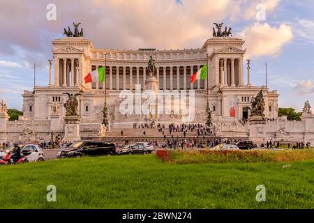 Altare della Patria - EIN farbenfroher Blick auf die Altare della Patria - das Denkmal von Viktor Emanuel II, von der Piazza Venezia, Rom, Italien. Stockfoto