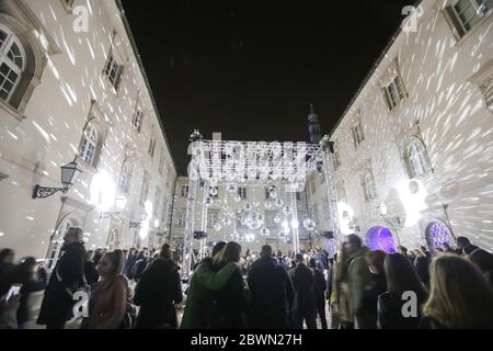 Zagreb, Kroatien - 16. März 2018: Menschen beobachten das Gebäude von Klovicevi dvori Galerie von der Disco-Ball Lichter im Zentrum von Zagre beleuchtet Stockfoto