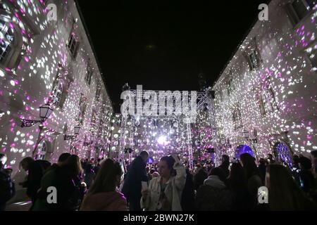 Zagreb, Kroatien - 16. März 2018: Menschen beobachten das Gebäude von Klovicevi dvori Galerie von der Disco-Ball Lichter im Zentrum von Zagre beleuchtet Stockfoto