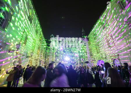 Zagreb, Kroatien - 16. März 2018: Menschen beobachten das Gebäude von Klovicevi dvori Galerie von der Disco-Ball Lichter im Zentrum von Zagre beleuchtet Stockfoto