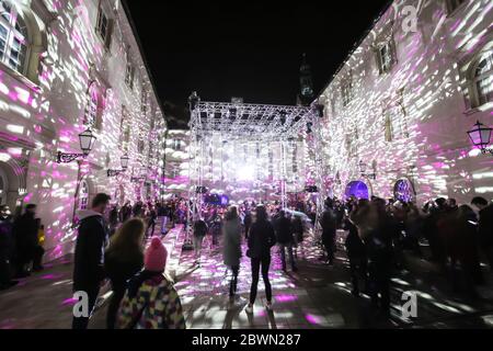 Zagreb, Kroatien - 16. März 2018: Menschen beobachten das Gebäude von Klovicevi dvori Galerie von der Disco-Ball Lichter im Zentrum von Zagre beleuchtet Stockfoto