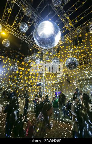 Zagreb, Kroatien - 16. März 2018: Menschen beobachten das Gebäude von Klovicevi dvori Galerie von der Disco-Ball Lichter im Zentrum von Zagre beleuchtet Stockfoto