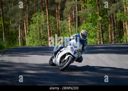 25-05-2020 Riga, Lettland. Motorradfahrer fährt auf Straße, Vorderansicht, Nahaufnahme. Stockfoto