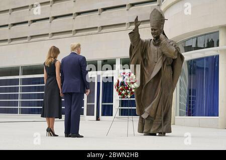 Washington, Usa. Juni 2020. USA: US-Präsident Donald Trump und First Lady Melania Trump besuchen am Dienstag, den 2. Juni 2020 den Nationalheiligtum Saint John Paul II. In Washington, DC. Foto von Chris Kleponis/UPI Quelle: UPI/Alamy Live News Stockfoto