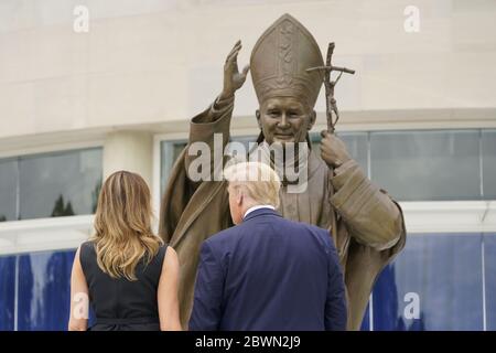 Washington, Usa. Juni 2020. USA: US-Präsident Donald Trump und First Lady Melania Trump besuchen am Dienstag, den 2. Juni 2020 den Nationalheiligtum Saint John Paul II. In Washington, DC. Foto von Chris Kleponis/UPI Quelle: UPI/Alamy Live News Stockfoto