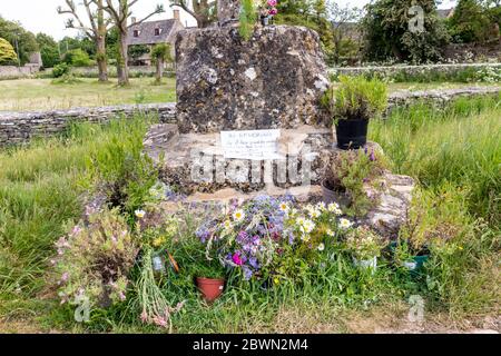 Ein Gedenkort an die Opfer von Covid 19 am Wegkreuz aus dem 14. Jahrhundert im Cotswold-Dorf Condicote, Gloucestershire, Großbritannien. Stockfoto