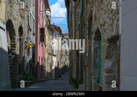 Leere Straßen wegen der Coronavirus Krise in Italien, Virgoletta, ein schönes altes Bergdorf mit dem Schloss Malaspina und der Kirche der Stockfoto