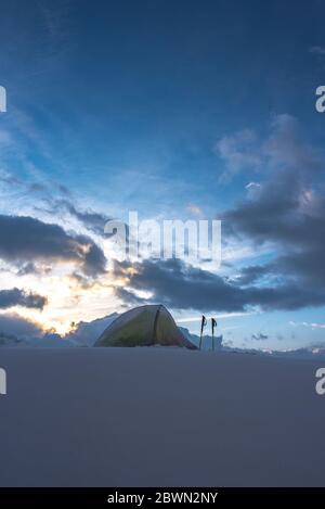 Zelt im Schnee bei Sonnenaufgang, Hochaltitude Camping in Nepal Stockfoto