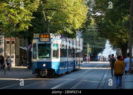 ZÜRICH, SCHWEIZ - 7. OKTOBER 2018: Zürcher Straßenbahn (Tram) an der Zürcher Bahnhofstrasse, Menschen zu Fuß - Horizontal Stockfoto