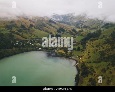 Kleiner Hafen in der Akaloa Bucht, wolkiger Tag auf der Banks Peninsula, Neuseeland Stockfoto