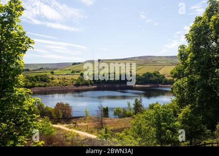 Sommeransicht des Digley Reservoirs, das von Yorkshire Water im West Yorkshire Rand des Peak District National Park mit atemberaubender Landschaft gepflegt wird Stockfoto