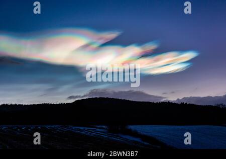 Schöne und erstaunliche polare Stratosphären Wolken über Norwegen, Sonnenaufstiegszeit, Winter. Stockfoto