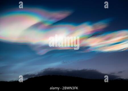 Schöne und erstaunliche polare Stratosphären Wolken über Norwegen, Sonnenaufstiegszeit, Winter. Stockfoto