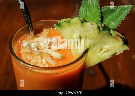 Papaya Smoothie in Glas auf dem Tisch in tropischem Café Stockfoto