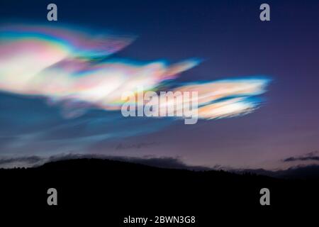 Schöne und erstaunliche polare Stratosphären Wolken über Norwegen, Sonnenaufstiegszeit, Winter. Stockfoto