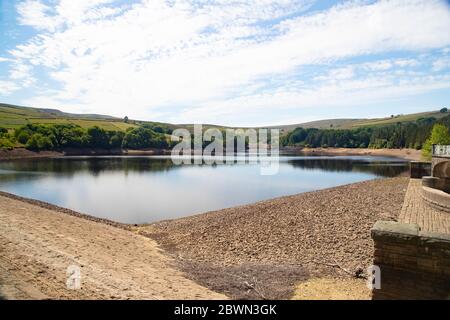 Sommeransicht des Digley Reservoirs, das von Yorkshire Water im West Yorkshire Rand des Peak District National Park mit atemberaubender Landschaft gepflegt wird Stockfoto