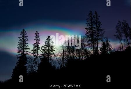 Schöne und erstaunliche polare Stratosphären Wolken über Norwegen, Sonnenaufstiegszeit, Winter. Stockfoto