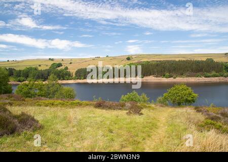 Sommeransicht des Digley Reservoirs, das von Yorkshire Water im West Yorkshire Rand des Peak District National Park mit atemberaubender Landschaft gepflegt wird Stockfoto