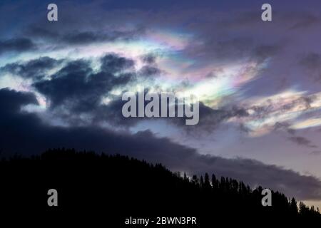 Schöne und erstaunliche polare Stratosphären Wolken über Norwegen, Sonnenaufstiegszeit, Winter. Stockfoto