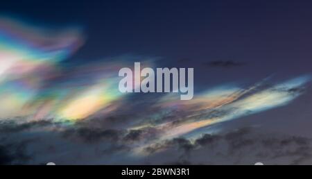 Schöne und erstaunliche polare Stratosphären Wolken über Norwegen, Sonnenaufstiegszeit, Winter. Stockfoto