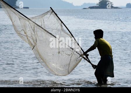 Fischer Angeln im Fluss Brahmaputra Stockfoto