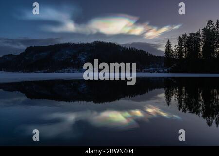 Schöne und erstaunliche polare Stratosphären Wolken über Norwegen, Sonnenaufstiegszeit, Winter. Stockfoto