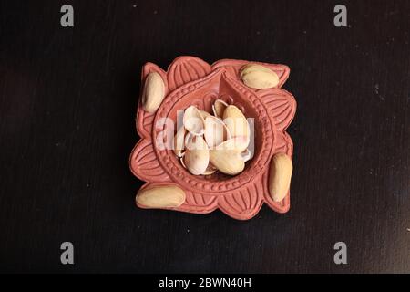 Pistazien trockene Früchte isoliert auf schwarzem Hintergrund Stockfoto