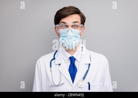 Foto von gutaussehenden Virologen doc guy professionelle Chirurg hören Patient gute Nachrichten große Augen aufgeregt tragen Gesichtsschutz Maske medizinische Uniform Labor Stockfoto