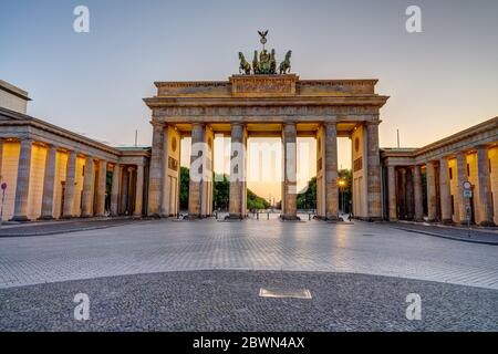 Das beleuchtete Brandenburger Tor in Berlin nach Sonnenuntergang ohne Menschen Stockfoto