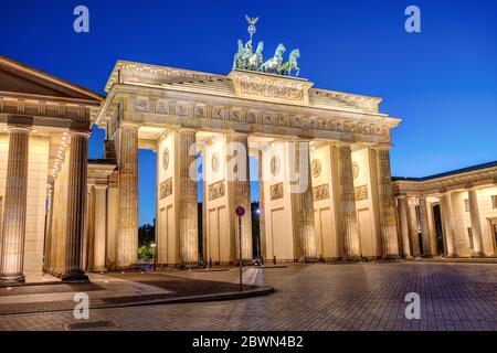 Das berühmte beleuchtete Brandenburger Tor in Berlin zur blauen Stunde ohne Menschen Stockfoto