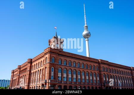 Der berühmte Fernsehturm und das Rathaus in Berlin vor einem klaren blauen Himmel Stockfoto