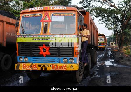 INDIEN Andhra Pradesh, Visakhapatnam, Verladung von importierter Kohle aus Australien auf Lastwagen für den Transport zu Stahlwerken Stockfoto