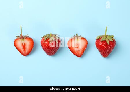 Leckere Erdbeere auf blauem Hintergrund. Sommerbeere Stockfoto