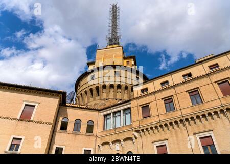 Vatikan Radio Tower - Nahaufnahme des Vatikanischen Radioturms und seiner großen Funkmasten, gegen weiße Wolken und blauen Himmel, Vatikanstadt, Rom. Stockfoto