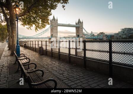 Morgenansicht der Tower Bridge vom Park aus, in London, Großbritannien