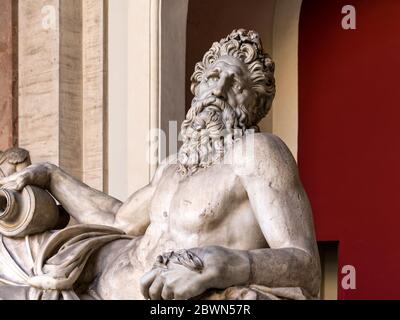 Römische Statue des Arno-Flussgottes - Nahaufnahme der antiken Statue des Arno-Flussgottes in den Vatikanischen Museen. Vatikanstadt, Rom, Italien. Stockfoto