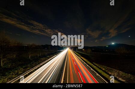 Perspektive einer Autobahn, während Autos vorbeifahren, die über das Wochenende vom Skifahren zurückkehren Stockfoto