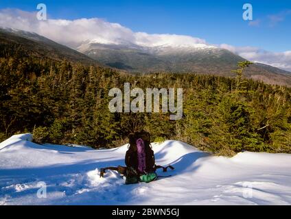 In den Wintermonaten bietet sich ein herrlicher Blick auf die nördliche Presidential Range vom Low’s bald Spot in den White Mountains von New Hampshire. Stockfoto