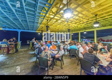 FORT MYERS, FL - FEBRUAR 2016: Touristen genießen das Stadtleben in der Nacht in einem Restaurant. Stockfoto