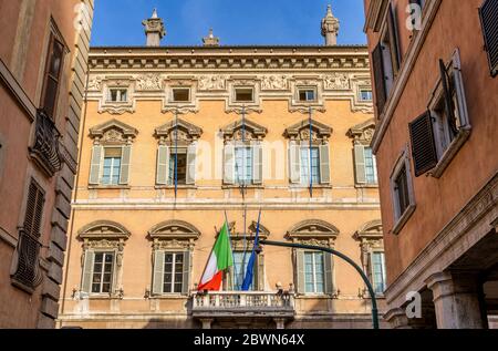 Madama Palace - Low-angle Ansicht des oberen Abschnitts façade Madama Palace, ein 15. Jahrhundert Medici-Palast und jetzt der Sitz des italienischen Senats. Rom. Stockfoto