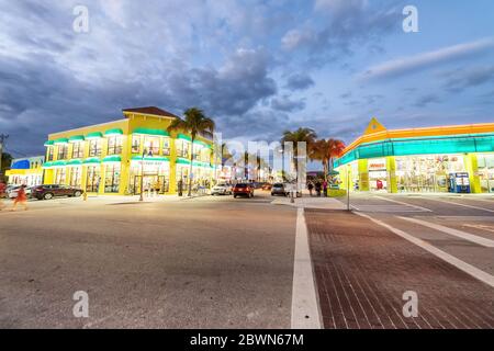 FORT MYERS, FLORIDA - FEBRUAR 2016: Touristen genießen die Stadtpromenade bei Nacht. Stockfoto