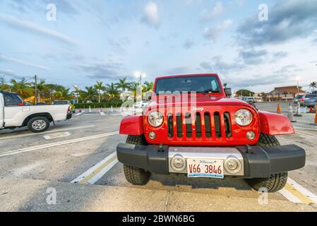 FORT MYERS, FLORIDA - FEBRUAR 2016: Geparkte Autos entlang der Straßen der Stadt bei Nacht. Stockfoto