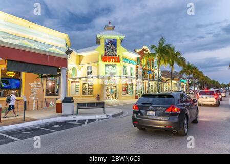 FORT MYERS, FLORIDA - FEBRUAR 2016: Autoverkehr auf den Straßen der Stadt bei Nacht. Stockfoto