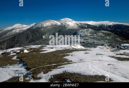 Mount Eisenhower (links Mitte); Mount Washington (hinten) und Mount Jefferson (links) von nahe dem Gipfel des Mount Pierce in den White Mountains, NH. Stockfoto