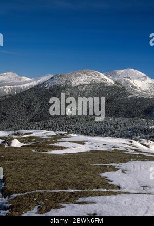 Mount Eisenhower (Mitte); Mount Washington (hinten rechts) und Mount Jefferson (links) von nahe dem Gipfel des Mount Pierce in den White Mountains, NH. Stockfoto