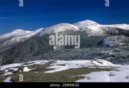 Mount Eisenhower (Mitte); Mount Washington (hinten rechts) und Mount Jefferson (links) von nahe dem Gipfel des Mount Pierce in den White Mountains, NH. Stockfoto