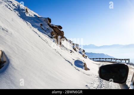 Verräterische Straßen, die in Schneebergen Ladakh, Indien bedeckt sind. Landschaft von natürlicher Schönheit in Nubra Tal in Ladakh, Indien. Berühmter Touristenort Indien. Stockfoto